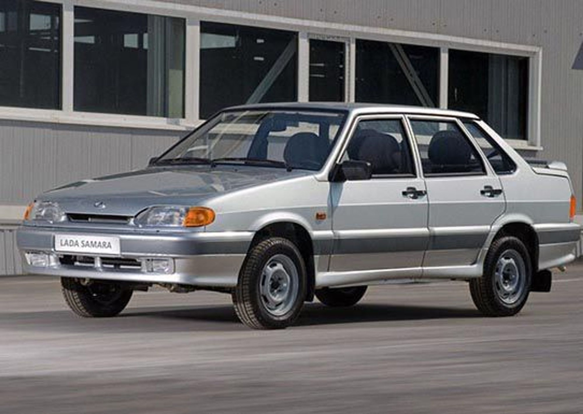 ВАЗ-2115 (LADA Samara) — субкомпактный переднеприводной автомобиль с кузовом типа седан, разработанный Волжским автомобильным заводом. ВАЗ-2115 (LADA Samara) — субкомпактный переднеприводной автомобиль с кузовом типа седан, разработанный Волжским автомобильным заводом.